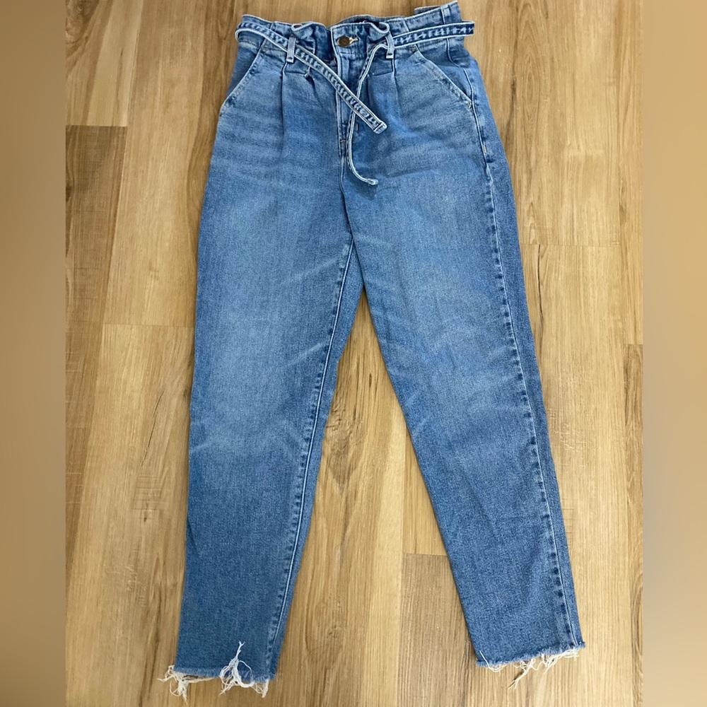 ❤️‍🔥❤️‍🔥Hollister 90’s Ultra High Waisted Mom Cropped Blue Jeans W/ Belted Waist